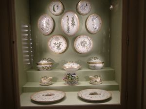 코펜하겐 크리스티안보르 궁전의 플로라 다니카 캐비닛에 전시된 오리지널 플로라 다니카 식기 세트의 일부.