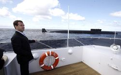 2009년 7월 2일, 세베로드빈스크에서 공시 중인 "유리 돌고루키"를 시찰하는 드미트리 메드베데프 대통령.