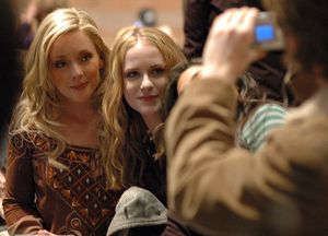 크라코스키와 우드가 사진을 찍고 있다