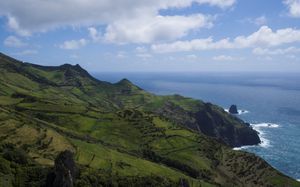 섬의 거칠고 푸른 서해안 풍경