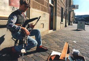 리차드 "디키" 디건, 파이퍼, 1995년 호바트, 태즈메이니아, 오스트레일리아의 살라망카 플레이스에서 풀 세트로 버스킹