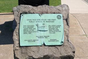 프리포트(뉴욕주) 최초의 공립학교를 기념하는 현판. 노스 메인 스트리트와 처치 스트리트 코너, 대포 앞에 위치