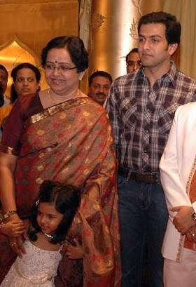 2009년 행사에서 어머니 Mallika Sukumaran 및 조카 Prarthana Indrajith와 함께한 프리트비라지