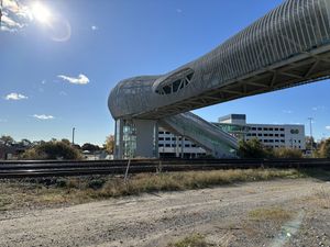 피커링 GO역 철교에서 본 철도 선로, 401번 고속도로, 피커링 파크웨이