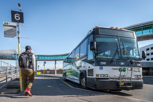 피커링 GO역에서 GO 트랜짓 버스를 타기 위해 대기하는 승객