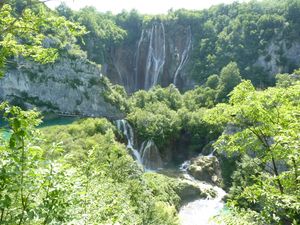 크고 작은 폭포와 어우러진 플리트비체 국립공원의 모습