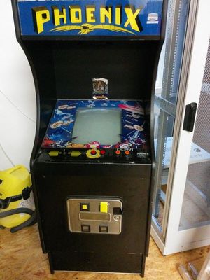 피닉스의 이탈리아 아케이드 캐비닛. 이 게임은 미국 아케이드에 출시되기 전에 일본과 유럽에 배포되었다.