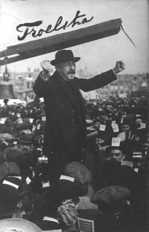 트룰스트라가 군중 속에 서 있습니다. 트룰스트라라는 이름이 왼쪽 상단에 손글씨로 적혀 있습니다.