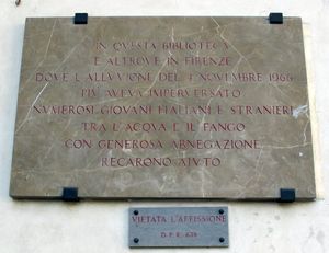 피렌체 국립도서관에 세워진 '흙투성이의 천사' 기념 명패