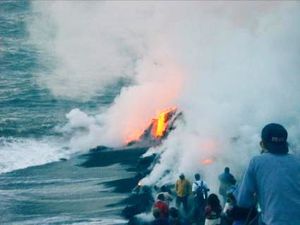 2004년 8월 분화 당시 용암이 인도양 바다와 만나는 모습