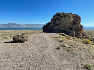 남서쪽 해안의 인디언 헤드 락, 2023년 10월. 튜파 지형이 호숫가를 점점이 덮고 있다.