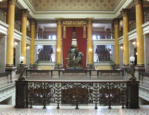 내부 모습과 발터 루네베리의 조각상 법 복제품(그는 알렉산드르 2세의 동상 기단에서 조각했다).