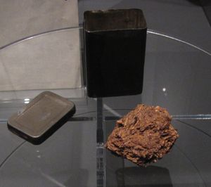 헨날라 수용소의 빵 조각