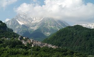 그란 사소 산기슭의 피에트라카멜라