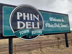 새로운 소유주들의 홍보 간판