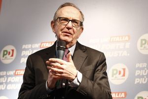 2018년 민주당 집회 중의 피에르 카를로 파도안