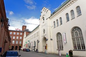 왼쪽의 TR 10 Plevna 건물, 오른쪽의 TR 7 Katuvapriikki 건물, 배경의 TR 31 Puutarhatehdas 건물