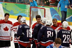 케슬이 2010년 동계 올림픽에서 미국 남자 아이스하키 국가대표팀과 함께한 모습.