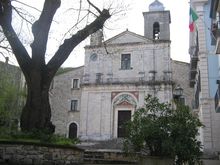 무염시태 성당, 시청 옆 피아차 무니치피오