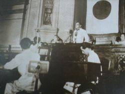 호세 P. 라렐 제2공화국 대통령이 1943년 헌법을 승인하기 위해 구 입법부 건물에서 국민 의회에 연설하고 있다.