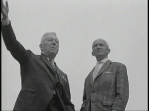 만토이펠(오른쪽)이 1965년 미국 육군 장군 브루스 C. 클라크와 생 비트 전투에 관해 논의하고 있다.