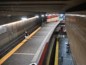 보조 요금 층에서 본 레드 라인 승강장: 바깥 방향 승강장은 왼쪽에 있고, 안쪽 방향 승강장은 오른쪽 아래에 보입니다.