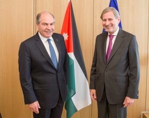 2017년 4월 5일, 요하네스 한 유럽 위원회 위원과 만난 하니 알물키