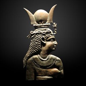 태양관을 쓴 이시스의 청동 부조 (기원전 2세기)