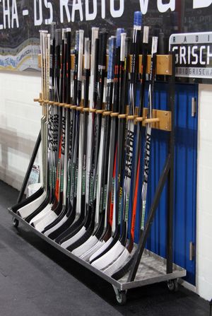 선반 위에 놓인 아이스하키 스틱