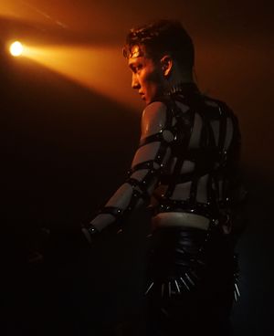 런던 터프넬 파크의 돔에서 하타리와 함께 있는 마티아스 하랄드손