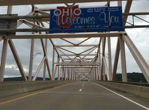 웨스트버지니아에서 오하이오로 다리를 건너는 동안 보이는 모습