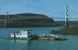 1970년 오리지널 하이 카펜터 다리 사진. 앞쪽에 있는 페리는 1967년 원래 다리가 폐쇄된 후 사용되었다.
