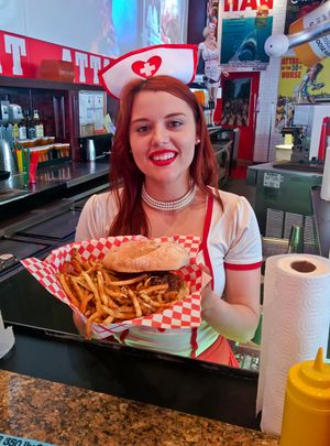 하트 어택 그릴 웨이트리스 유니폼 착용(2014년)