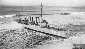 하프문베이 해안에 좌초된 USS DeLong