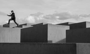 석판 사이를 뛰어넘는 모습