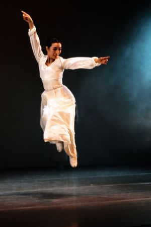 몸에 달라붙게 하고 움직임을 용이하게 한 현대 한국무용복