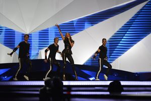 한나가 유로비전 2013 준결승에서 공연하고 있다.