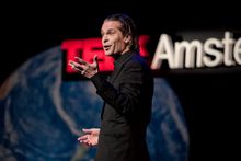 2010년 11월 TEDx 암스테르담에서 한스 테이우언