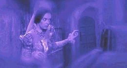 엘리자베스 메디나 역의 바바라 스틸, 영화의 채색된 악몽 같은 회상 시퀀스 중 하나