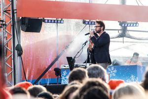 뤼스커가 2014년 동계 올림픽 네덜란드 선수단이 귀국한 후 그들을 위해 노래를 부르고 있다.