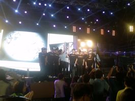 FXOpen의 우승 후 우승 트로피를 올려 보이고 있는 FXOpen팀