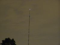 고강도 백색 등과 중강도 백색 스트로브를 사용하는 구조물