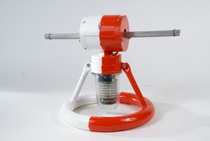 로고스키 코일(변류기와 유사) 기반의 자기 구동식 비콘 예시. 일반적으로 최대 440kV의 중고압 전선용으로 설계되었으며, 15A~2000A, 50&nbsp;Hz 또는 60&nbsp;Hz의 교류에서 작동 가능하다.