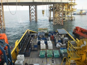 해양 작업 지원선의 갑판 화물