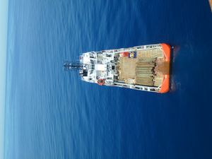 해양 작업 지원선이 시추 장비에 드릴 파이프를 공급하고 있다