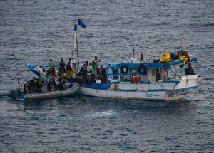 USS 노르망디 소속 선원들이 2019년 아덴만에서 검문 검색 나포 작전을 수행하고 있다.