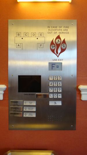 쉰들러 엘리베이터에서 설치한 마이코닉 10(Miconic 10) 행선층 예약시스템 제어반. 워싱턴 D.C. JW 메리어트 호텔에 설치됨.