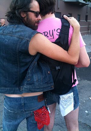 손수건 코드를 사용하는 두 남자