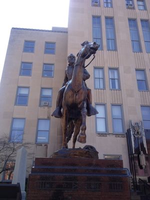 남북 전쟁 남부군 장군 토마스 J. "스톤월" 잭슨의 동상이 해리슨군 법원 청사 앞에 서 있다.