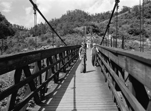 1940년 7월, 켄터키주 해저드로 가는 다리를 건너는 탄광 노동자 아이들. 사진 작가: 마리온 포스트 울코트.